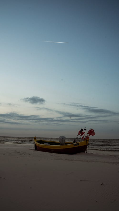 Fotos de stock gratuitas de barco de pesca, barco de pesca en la playa, barcos de pesca