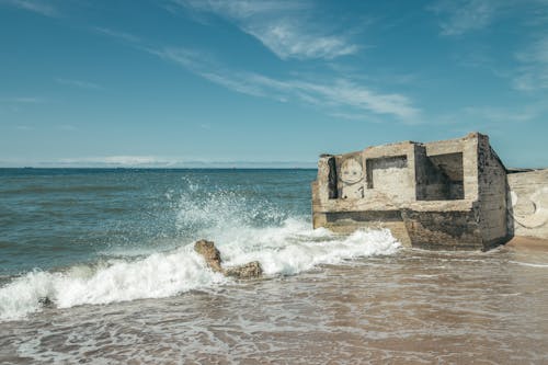 Бесплатное стоковое фото с береговая линия, бетонная конструкция, волны