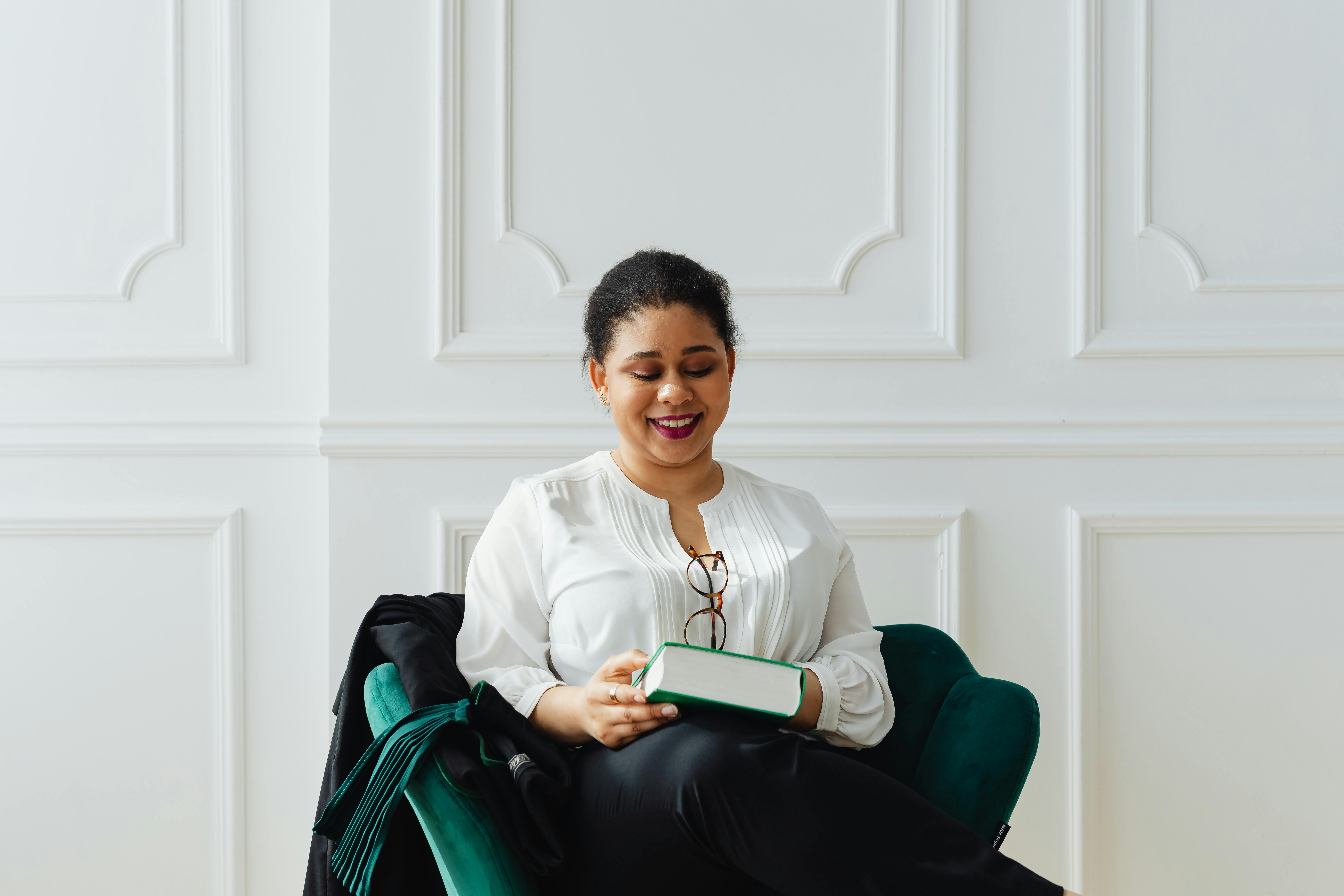 Thais Gibson’s Personal Development School: A Deeper Dive into Personal Growth — Photo by www.kaboompics.com on Pexels