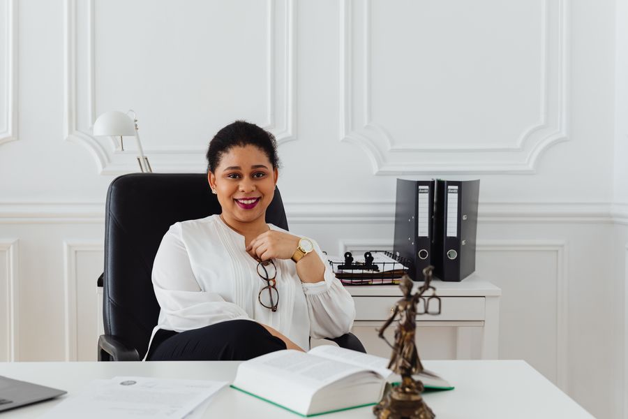 Advogada sorrindo em escritório