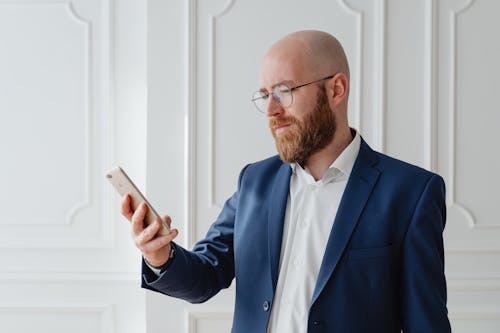 Gratis stockfoto met apple, baard, blue-suit