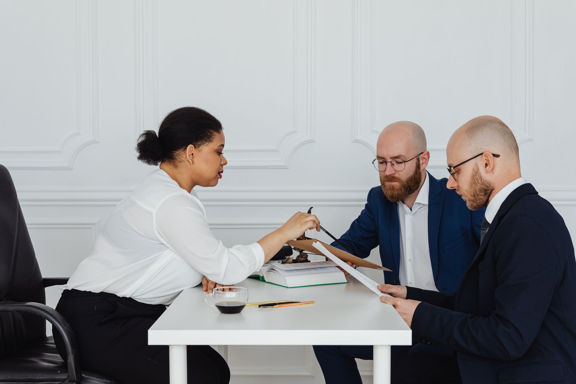 Couple signing divorce documents — Juridico