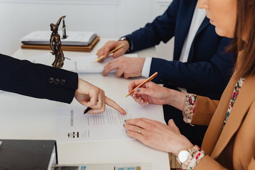 Foto profissional grátis de apontando, assinando, decreto