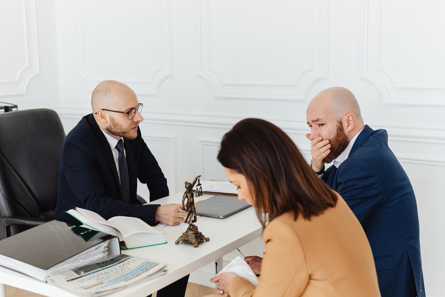 Danışmanlık görüşmesinde üç hukuk profesyoneli