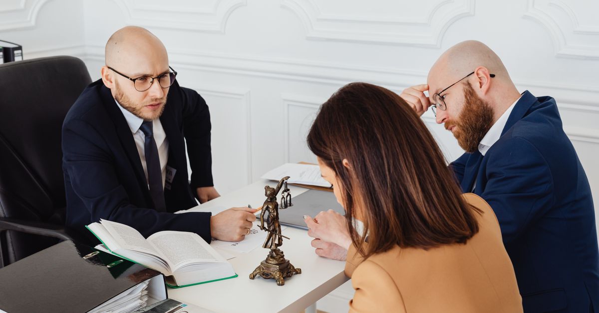 Prévoir ses Obsèques : Comment Choisir un Notaire Compétent ?
