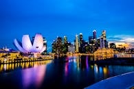 滨海湾的夜色映照着新加坡标志性天际线的活力