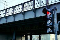 城市基础设施以桥梁和红绿灯为重点，突出体现在城市交叉口