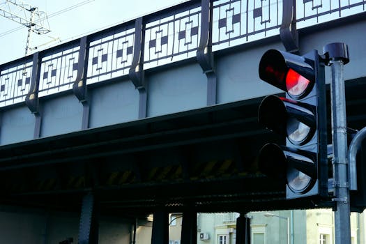 城市基础设施以桥梁和红绿灯为重点，突出体现在城市交叉口