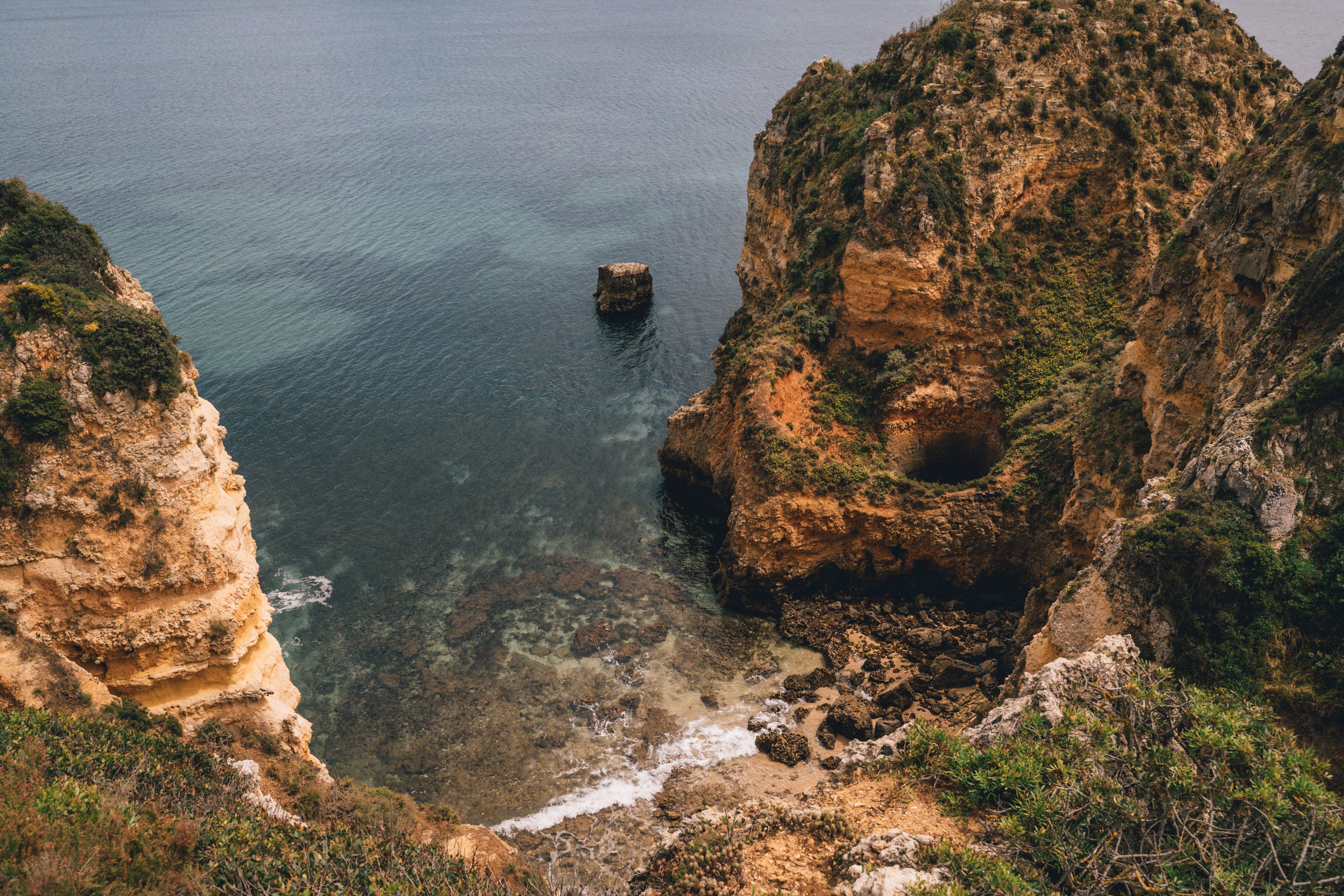Stâncile spectaculoase ale coastei Algarvei din sudul Portugaliei