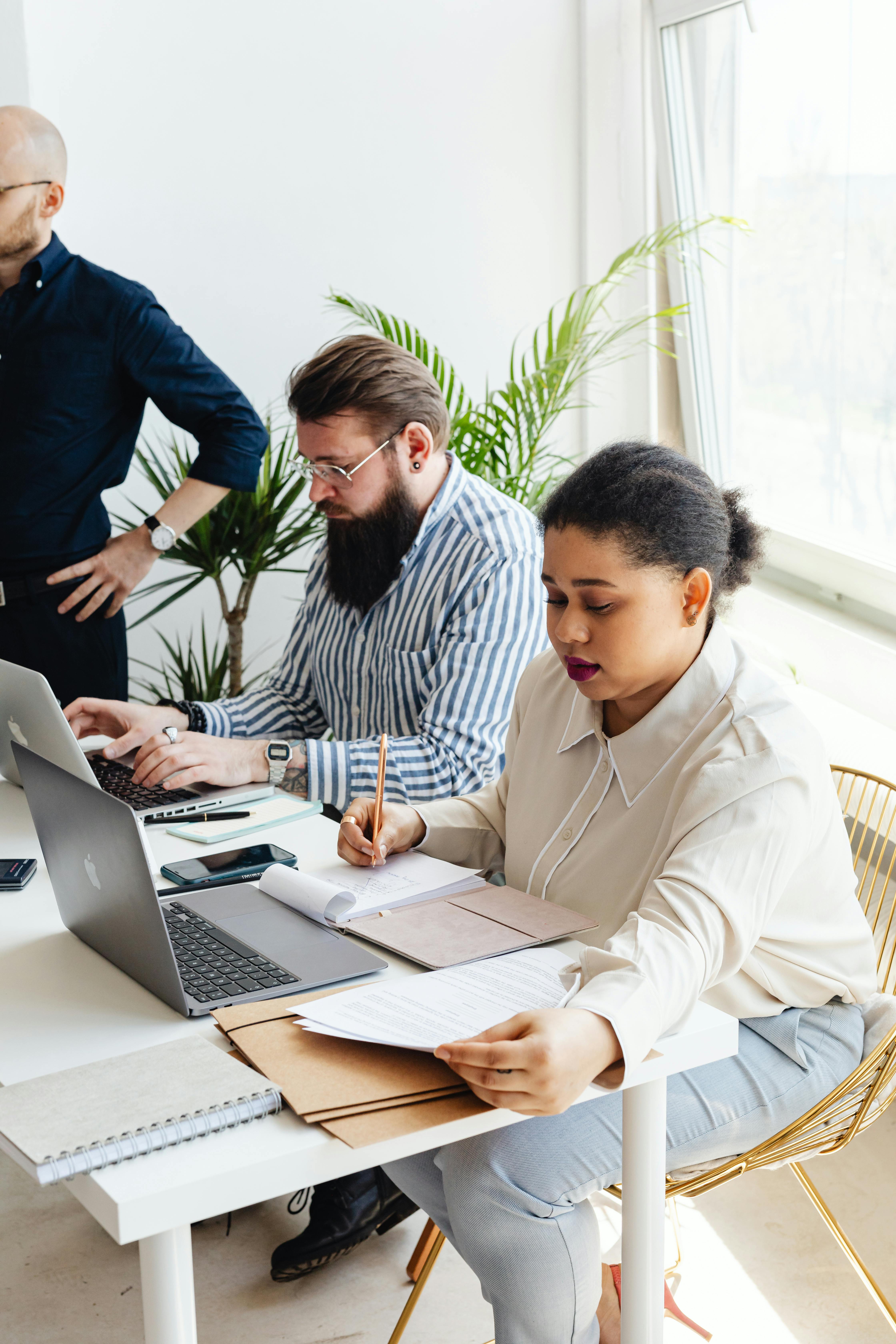 Rețeaua rezerviștilor SIE implicată în planul de extrădare al lui Călin Georgescu, acuzat de angajare fictivă în Austria