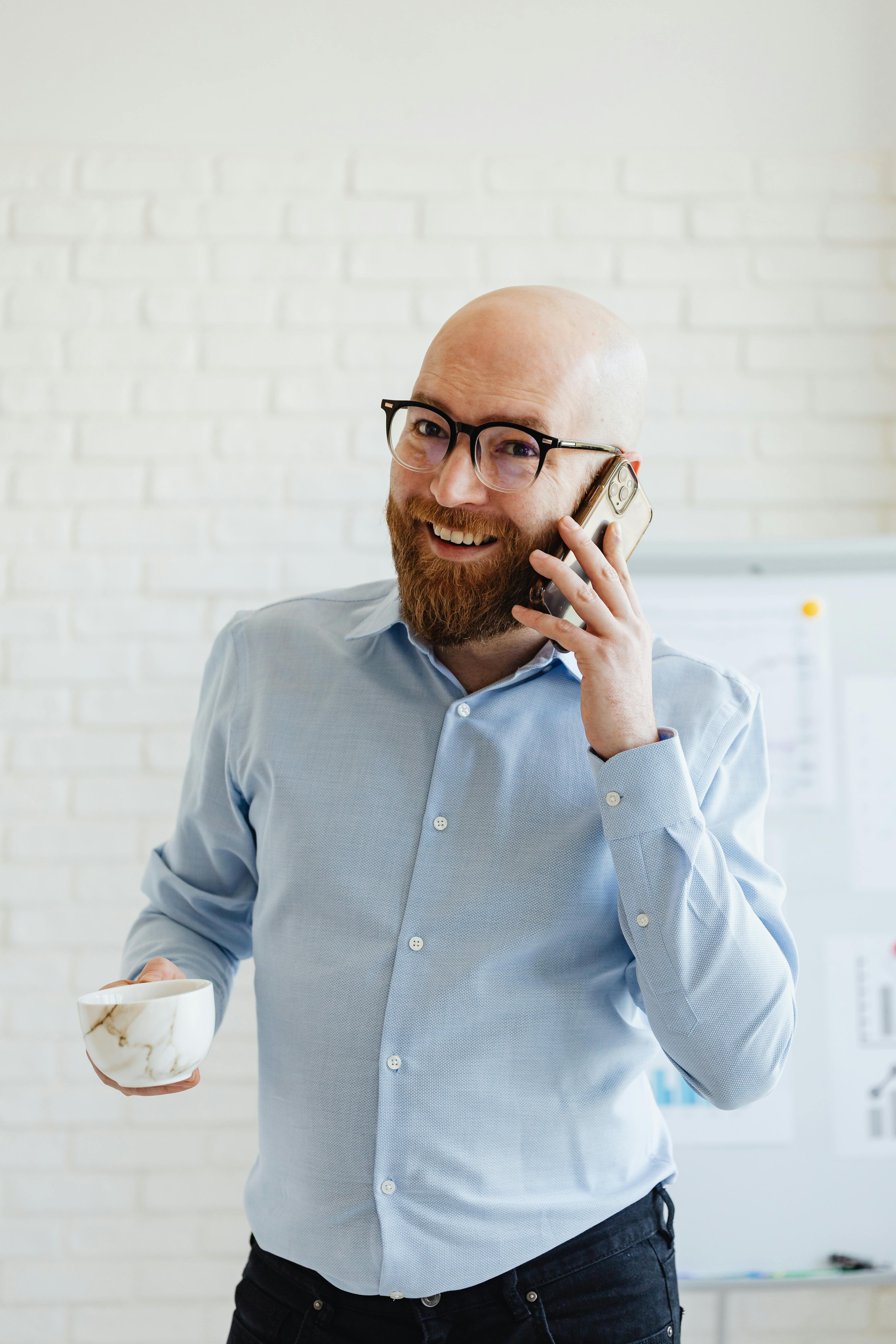bezplatná Základová fotografie zdarma na téma bílé pozadí, chytrý telefon, cihlová zeď Základová fotografie