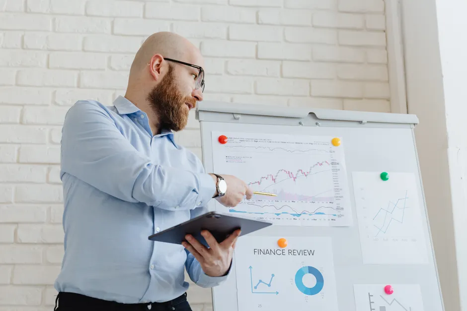 Gestionnaire IT analysant le coût total de possession d'Office 2021 LTSC pour son entreprise