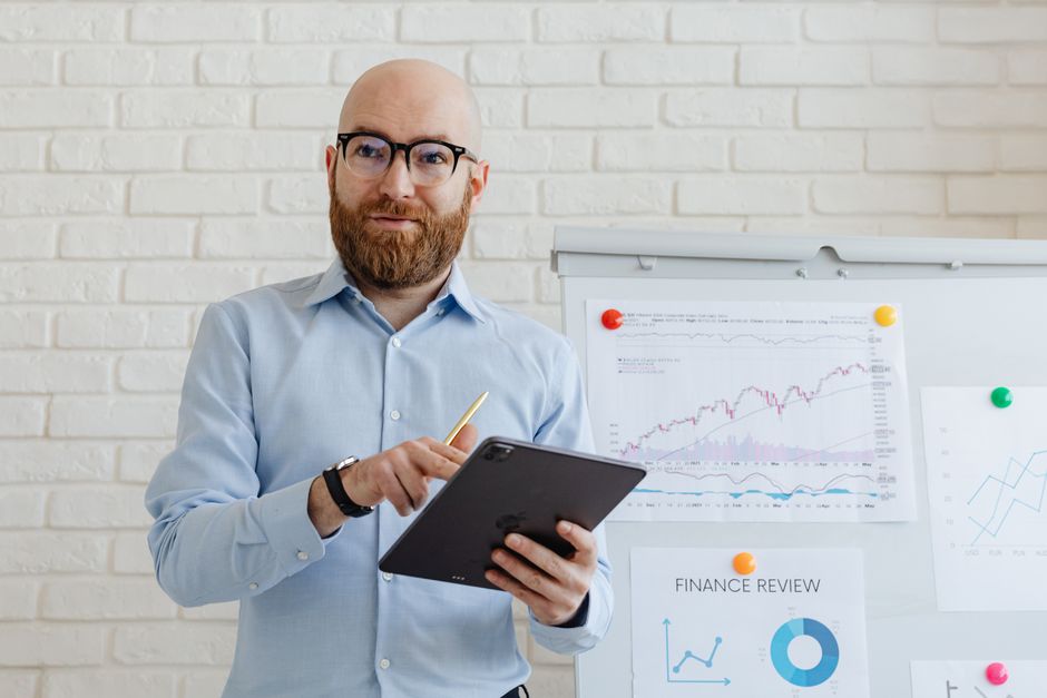 Automatizza la Generazione di Report di Settore da Grandi Dataset