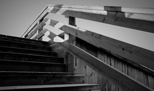 木製樓梯的灰度照片