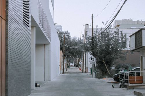 Free An empty alleyway in Austin, Texas, showing industrial buildings and urban landscape. Stock Photo