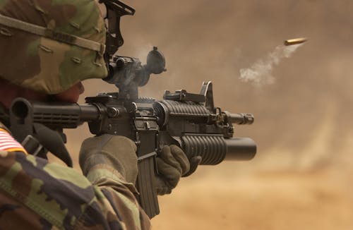 Soldat Tenant Un Fusil