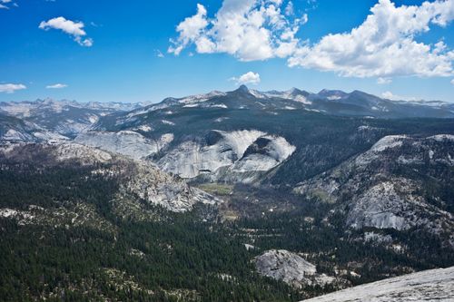 Free Stunning landscape of Yosemite National Park with mountains and a clear blue sky. Stock Photo