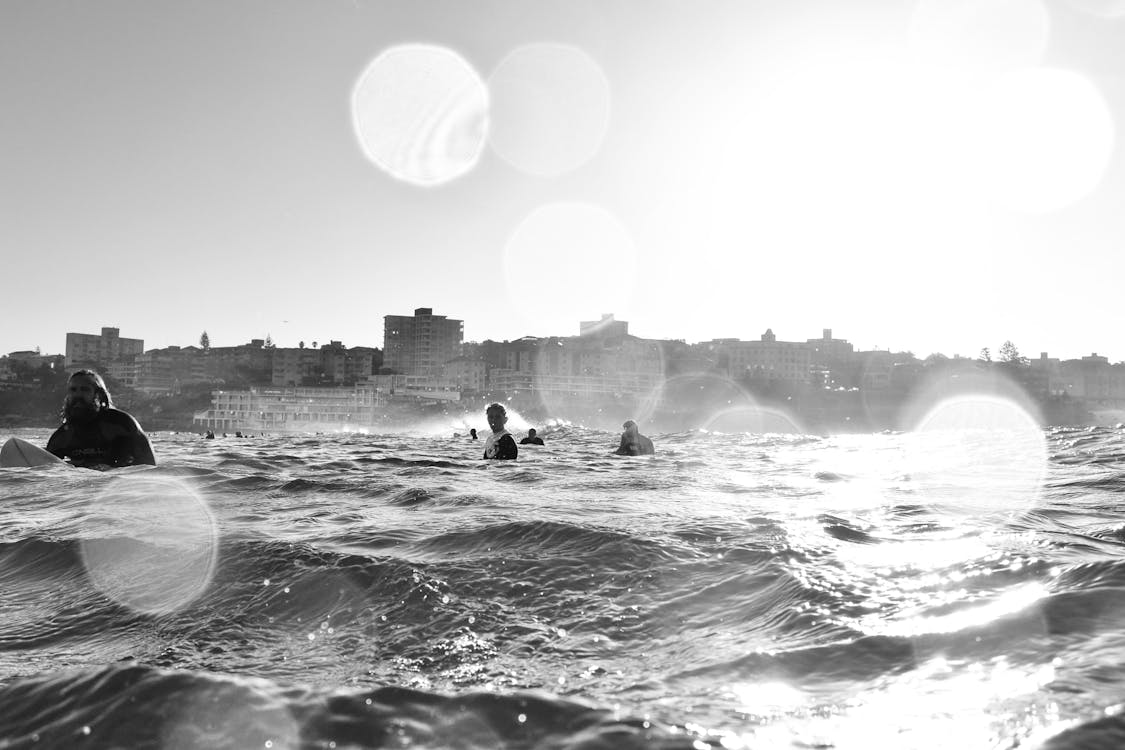 Foto profissional grátis de água, diversão, fotografia em escala de cinza