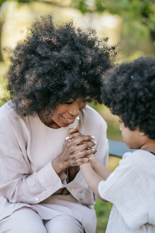 Foto d'estoc gratuïta de afroamericans, assegut, banc de fusta