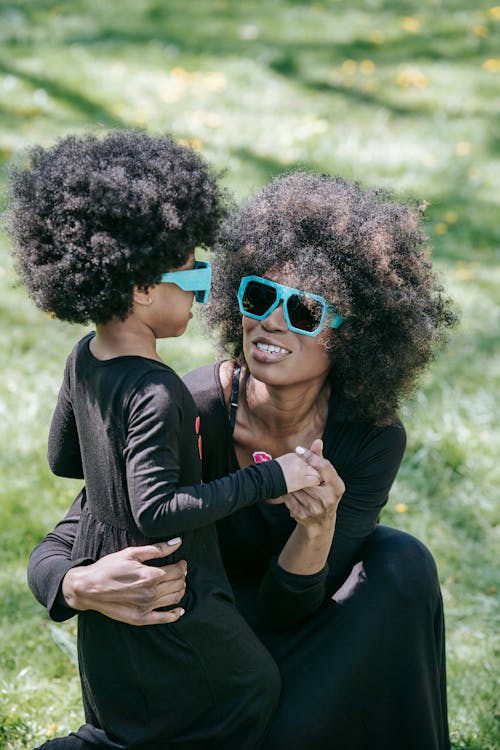 Foto profissional grátis de abraço, afeição, afro