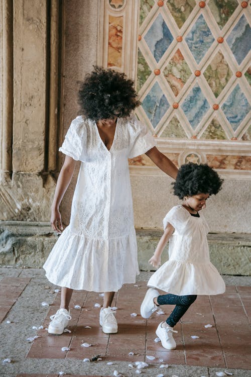 Základová fotografie zdarma na téma afro vlasy, afroameričané, bílé šaty