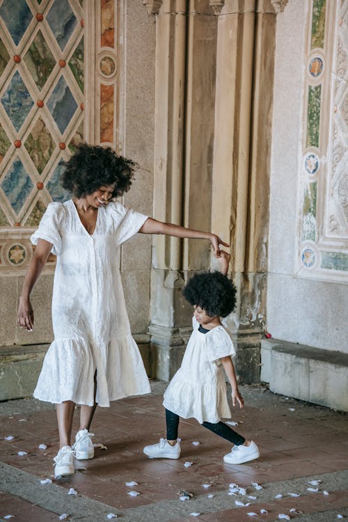 Základová fotografie zdarma na téma afro vlasy, afroameričané, bílé šaty