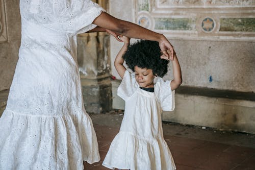 Bezpłatne Darmowe zdjęcie z galerii z biała sukienka, córka, dziecko Zdjęcie z galerii