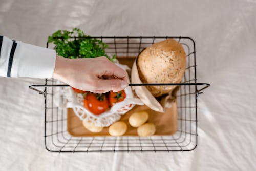 Ingyenes stockfotó burgonya, felülnézet, fém kosár témában