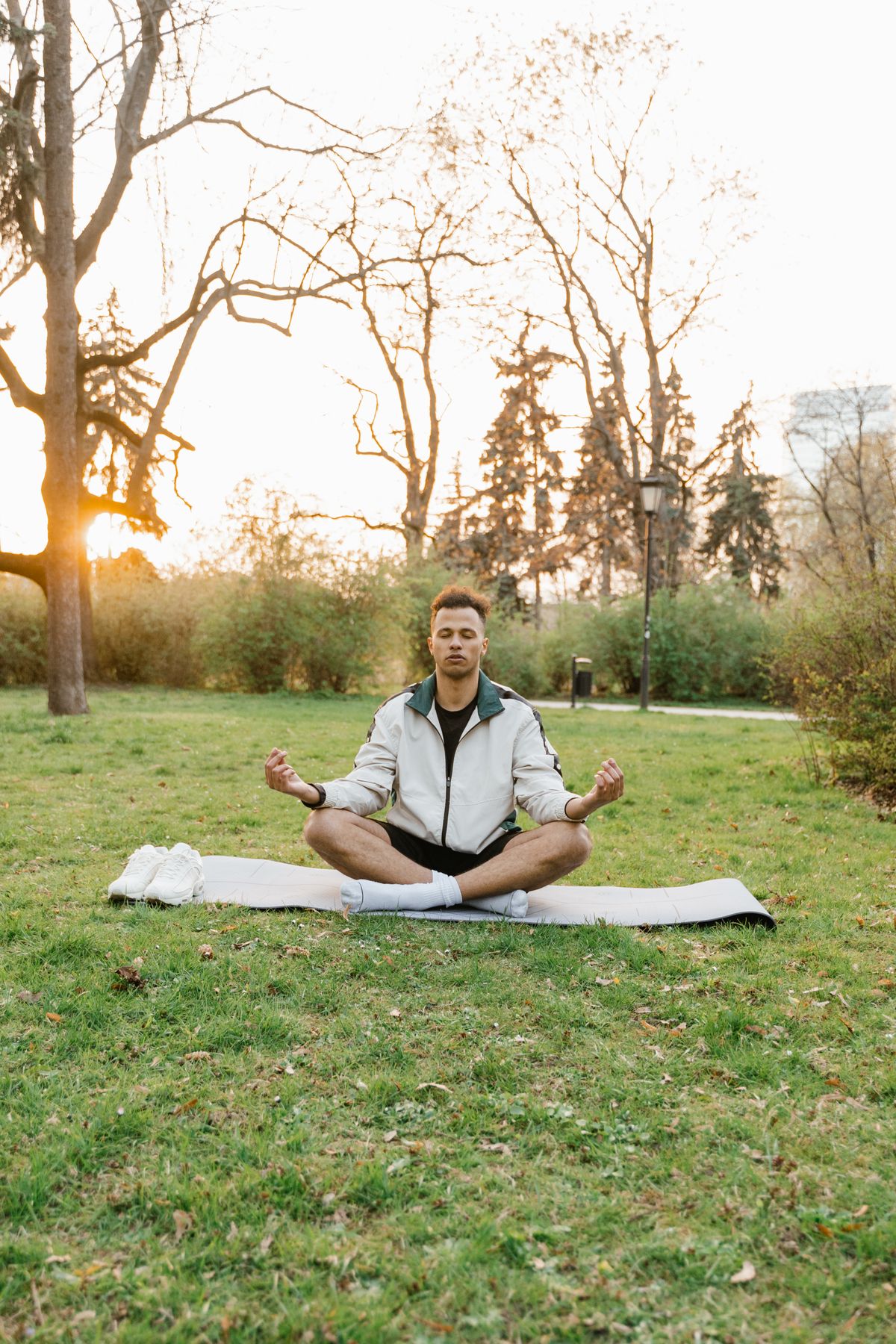 Homem meditando ao ar livre em ambiente tranquilo e iluminado