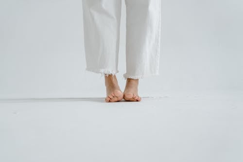 Základová fotografie zdarma na téma bílá, chodidla, džíny