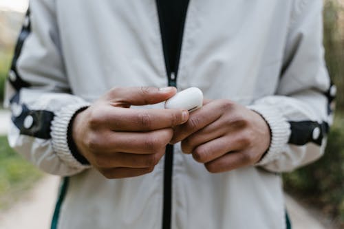 Kostenloses Stock Foto zu earpods, festhalten, hände