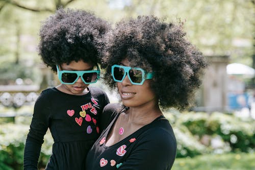 Základová fotografie zdarma na téma afro vlasy, černá holka, černoška