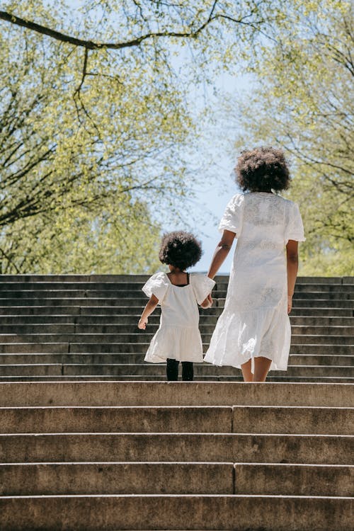 Základová fotografie zdarma na téma afro vlasy, chůze, dcera