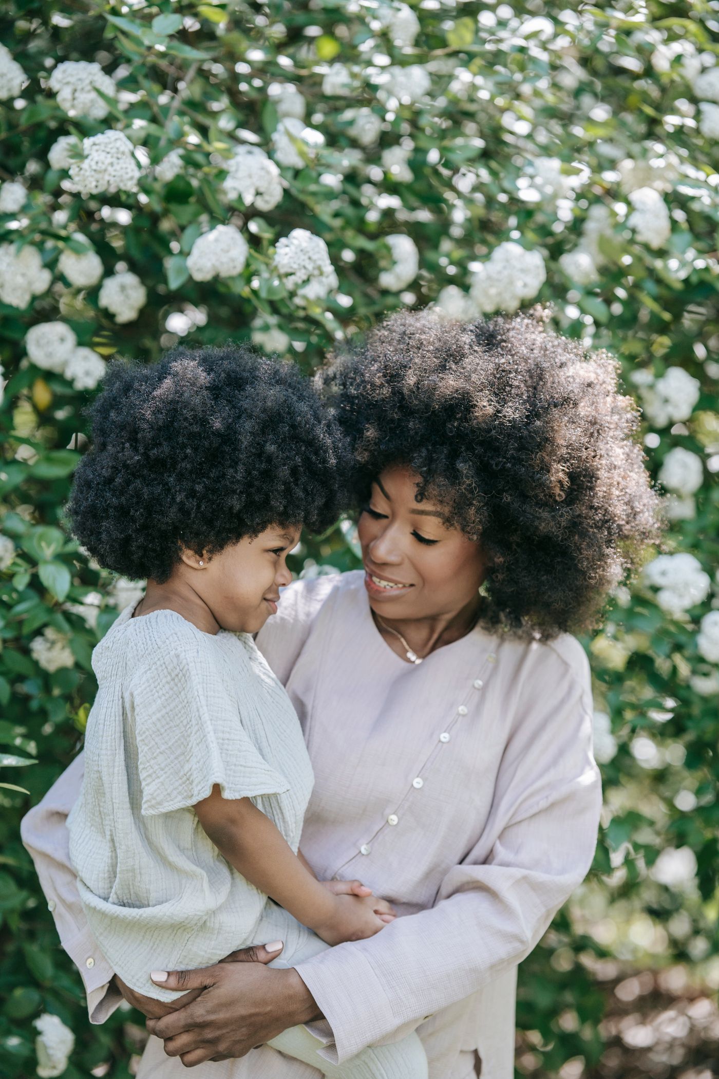 Mama s dcérou medzi kvetmi – ilustračná fotografia
