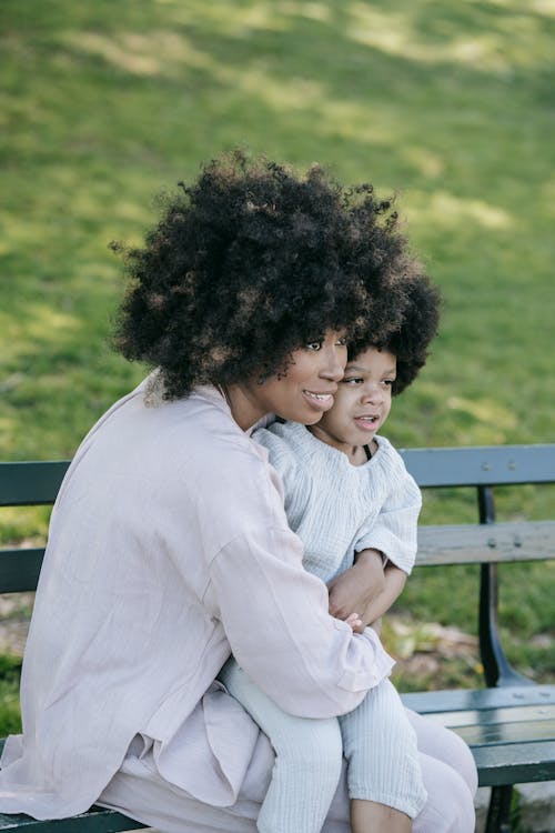 Základová fotografie zdarma na téma afro vlasy, afroameričané, dcera