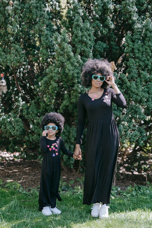 Základová fotografie zdarma na téma afro vlasy, černá holka, černé šaty