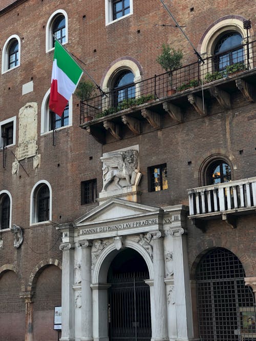 Foto stok gratis Arsitektur, bendera italia, city street