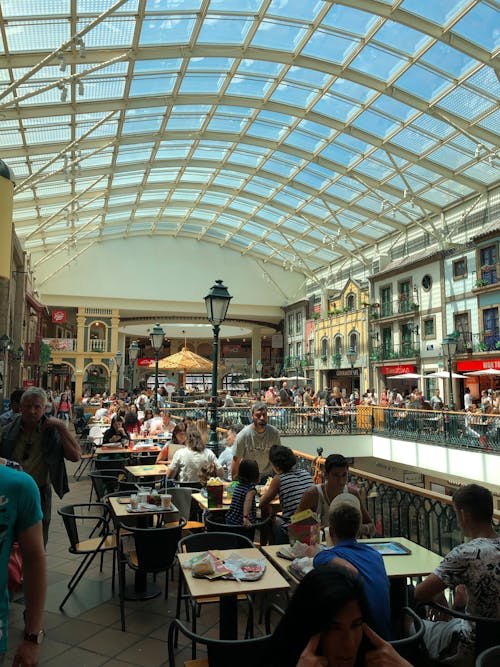 People inside of ViaCatarina Shopping