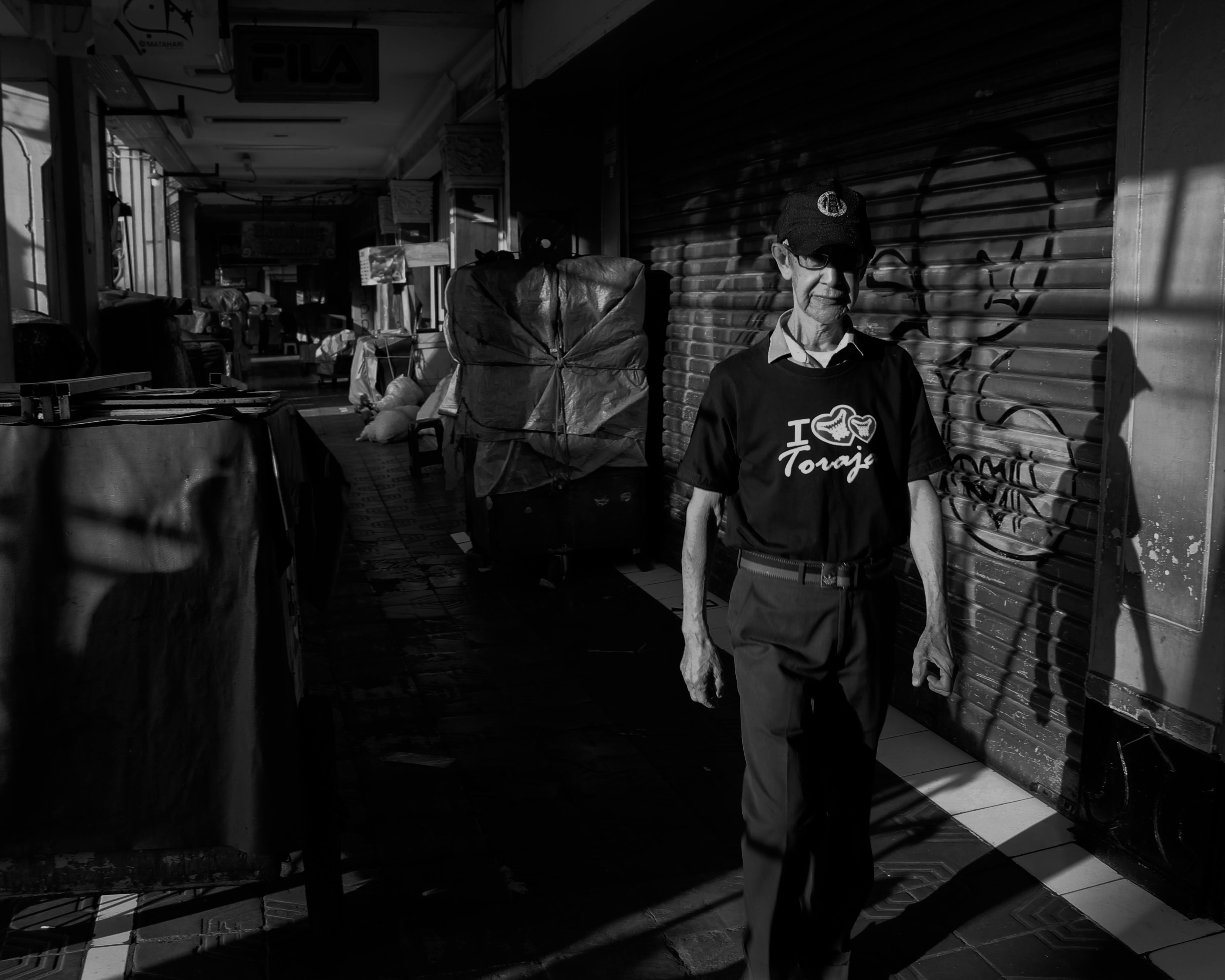 eine person am straßenrand trägt Mensch an der strasse foto &amp; bild