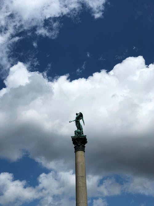 Free Green Statue Under the Blue Sky Stock Photo