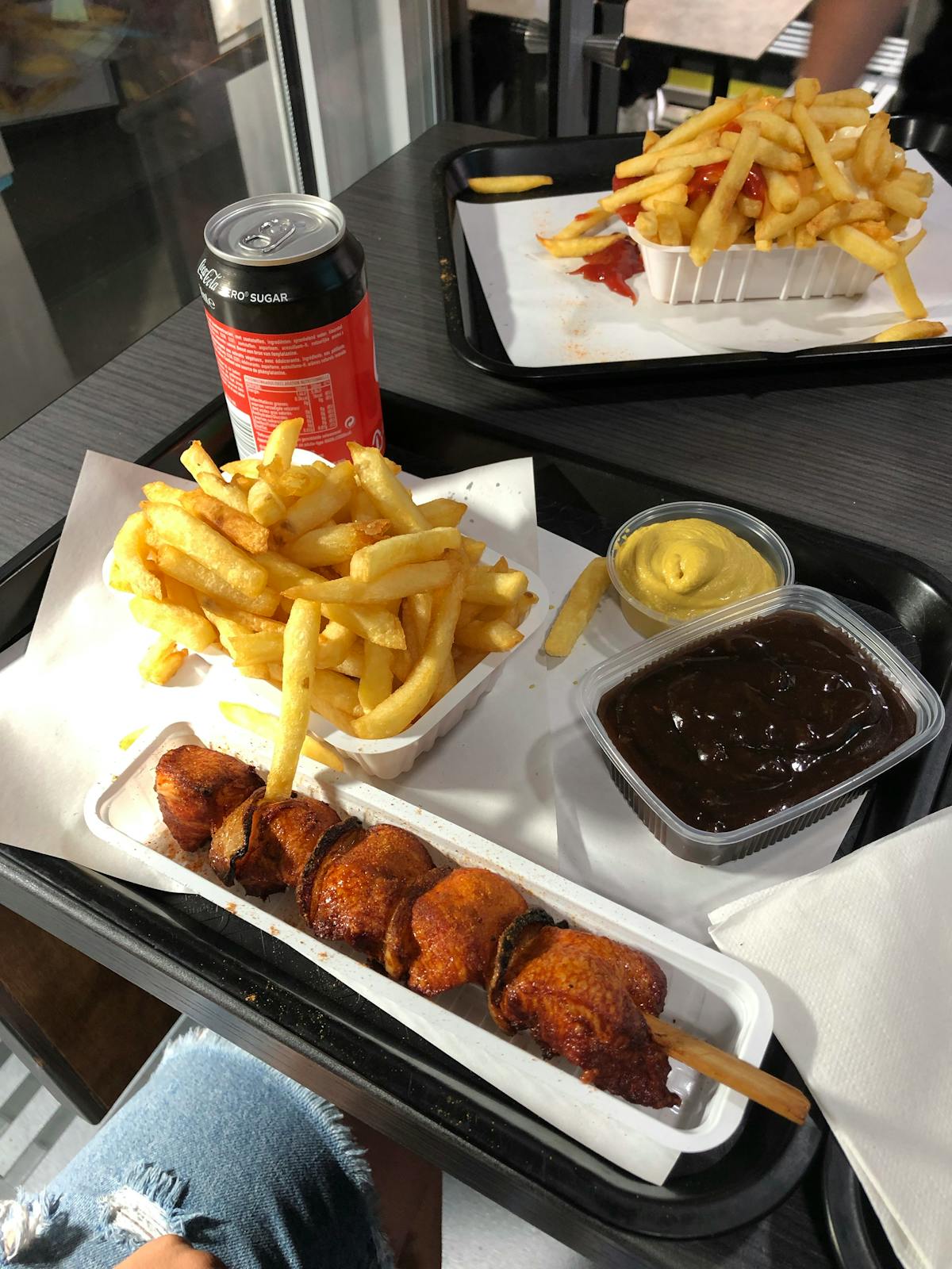 User interacting with virtual windows and 3D objects in a mixed reality environment