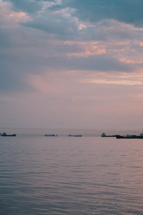 Foto d'estoc gratuïta de a l'aire lliure, alba, barques de pesca