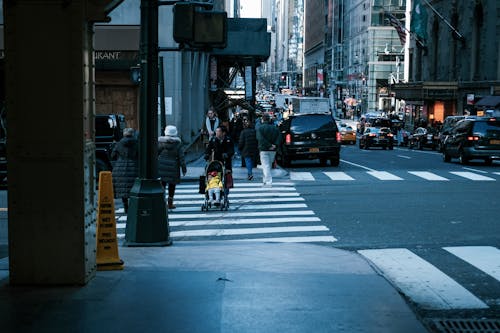 Foto profissional grátis de andando, automóveis, calçada