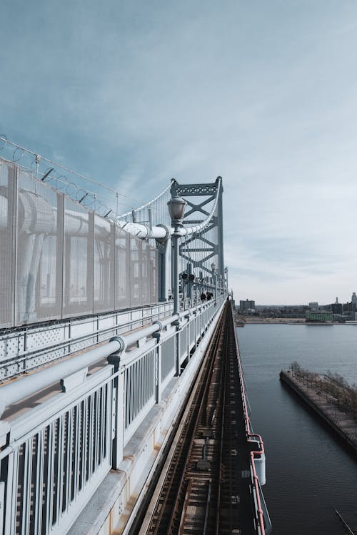 Gratis lagerfoto af arkitektur, benjamin franklin bridge, blå himmel