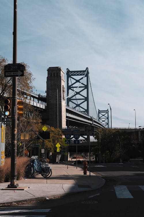 Gratis lagerfoto af arkitektur, asfaltvej, benjamin franklin bridge