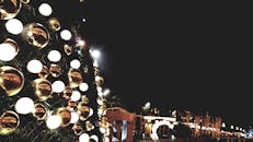 城市环境中，圣诞装饰品在夜晚发光，营造出欢乐的氛围