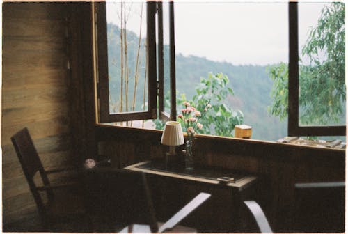 Darmowe zdjęcie z galerii z drewniany stół, krzesło, lampa stołowa