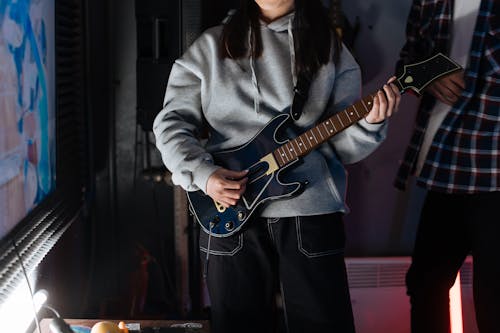 Darmowe zdjęcie z galerii z gitara elektryczna, gitarzysta, grać na gitarze