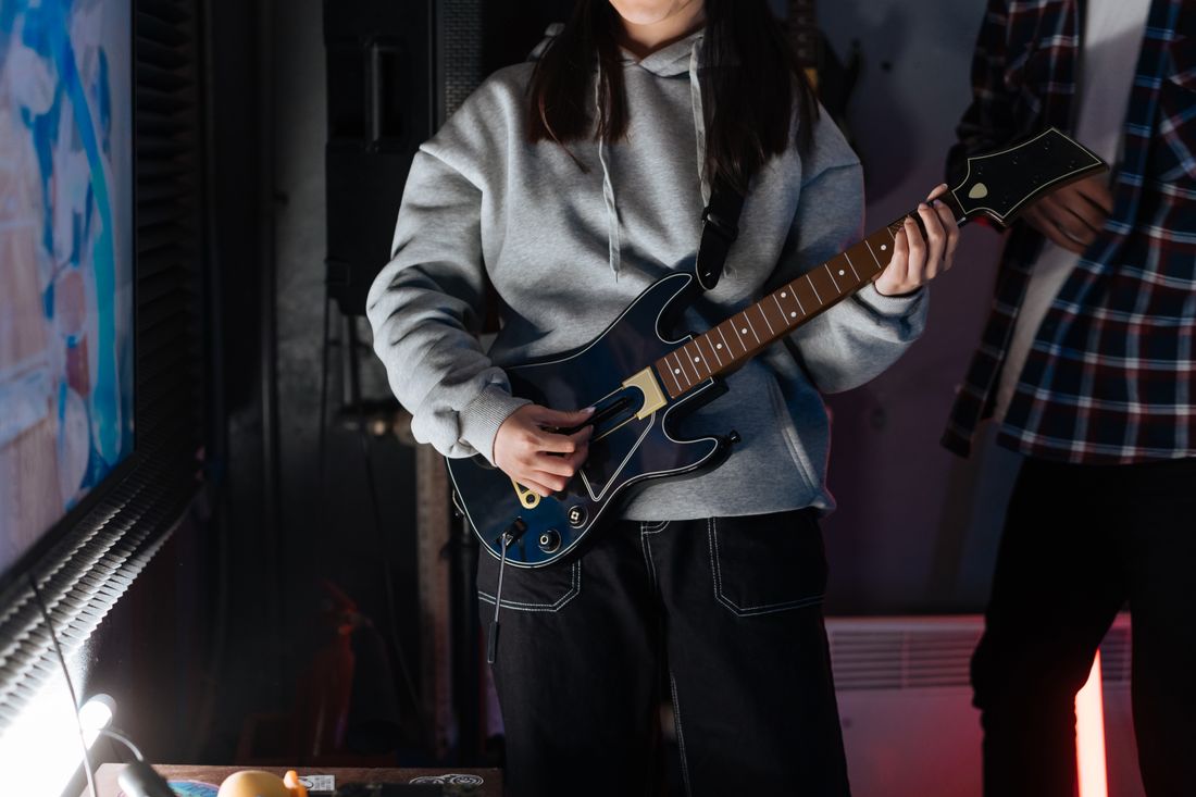 Jeune musicienne à la guitare électrique