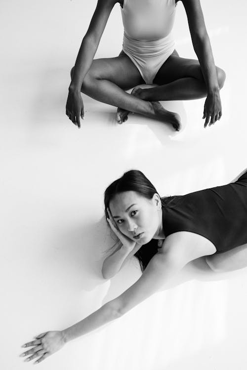 アジアの女性, グレースケール写真, ひざまずくの無料の写真素材